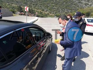 Kaymakam Karacan vatandaşlara maske dağıttı