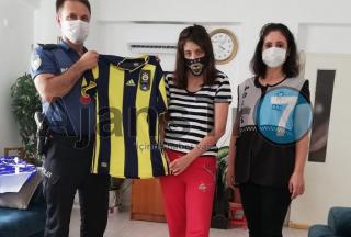 Polis Fenerbahçeli özel çocuğu sevindirdi