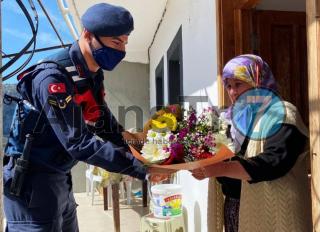 Jandarma Kadınlar Günü’nde şehit annelerini unutmadı 