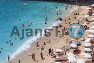 Kaputaş Plajı tatilcilerin akınına uğradı