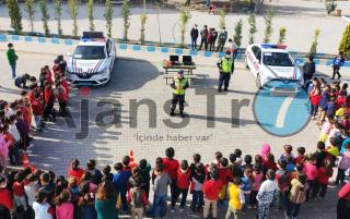 Jandarma köy okulundaki öğrencilere trafik eğitimi verdi