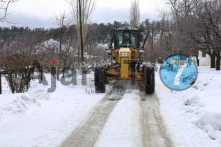 Kaş’ta belediye ekipleri karla mücadele ediyor