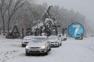 Kaş’ta kar yağışı nedeniyle 18 mahalle yolu ulaşıma kapandı
