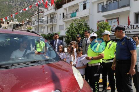 Kaş’ta ’Bu yolda sana çok güveniyoruz’ etkinliği 