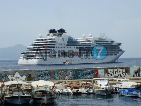 Kaş’a sezonun ilk kruvaziyeri yanaştı
